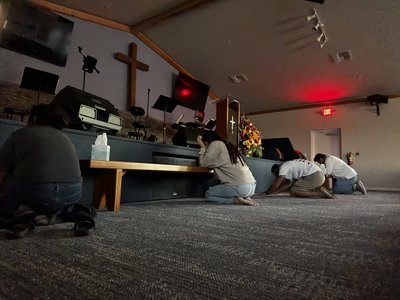 Praise and Prayer, Sundays at 6:00pm